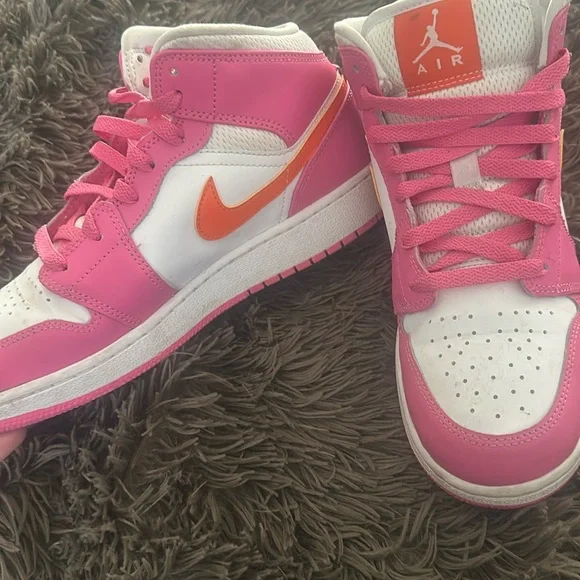 JORDAN Grade-School Air 1 Mid DQ8423 602 - Shiekh Nike Kids Pink and Orange High-Top Sneakers display picture 1